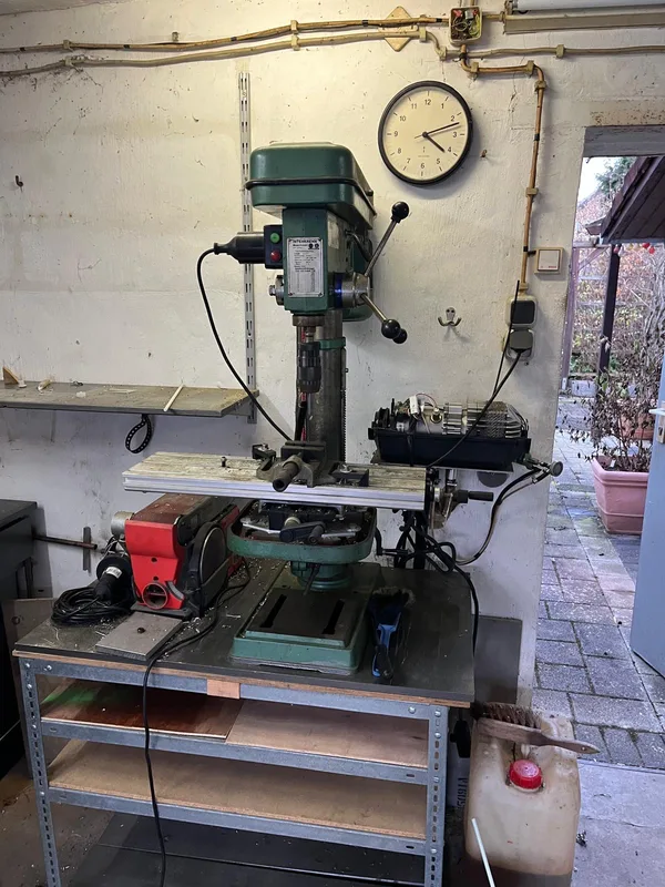 Bohr- und Fräsmaschine